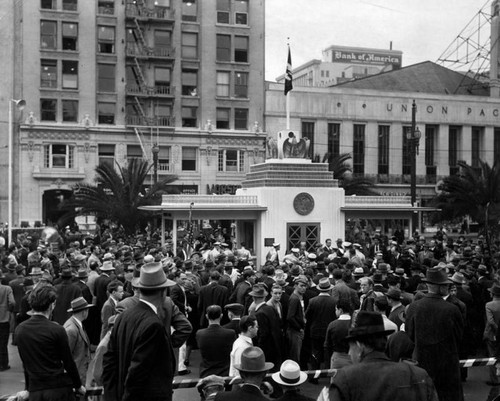 Bond sale at Victory House, Pershing Square