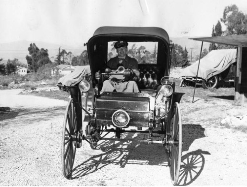 1902 Holsman 'heap' wins prize in ancient auto test