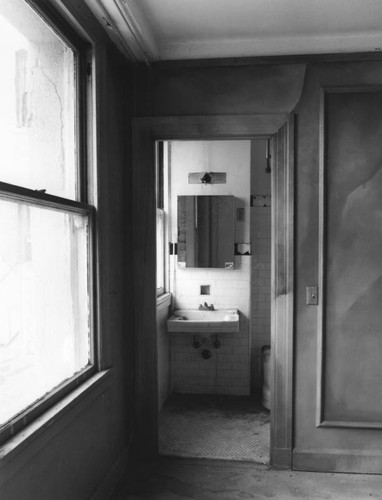 Ambassador Hotel, guest room bathroom