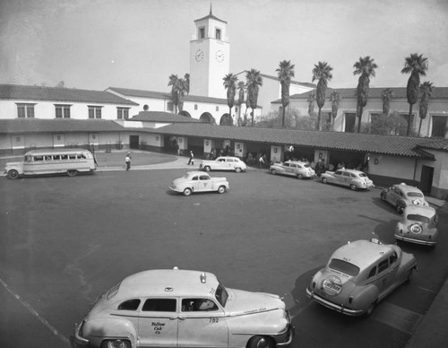 Yellow Cab taxis at Union Station