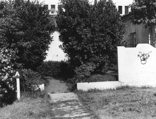 Ambassador Hotel, Reposa Bungalow and courtyard