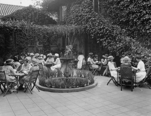 Card players at La Casa de Flores