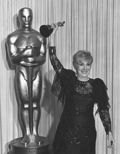 Olympia Dukakis with her Oscar