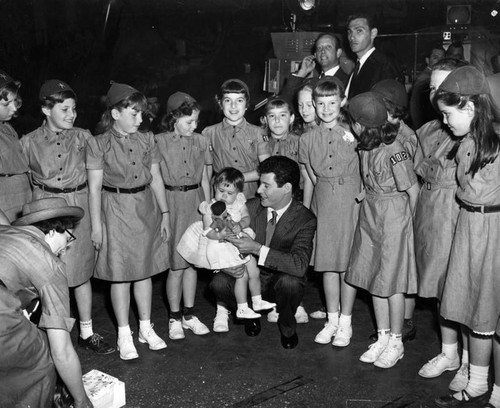 Valley Brownies honor Eddie Fisher's daughter