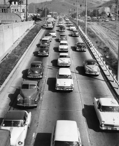 Traffic jam on freeway stalls hundreds of cars