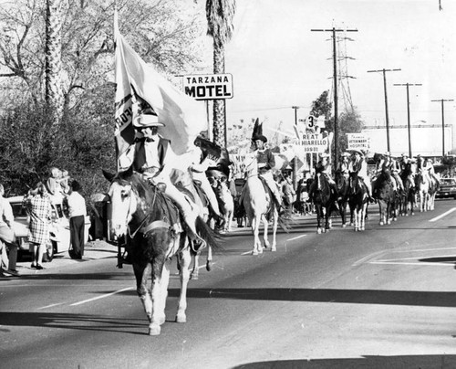 50,000 see Tarzana's Yule parade