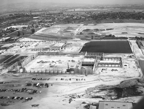 Vons Market warehouse, Commerce