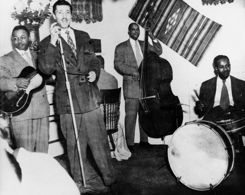 Herb Jeffries performs with trio