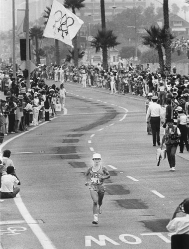 Joan Benoit wins women's marathon