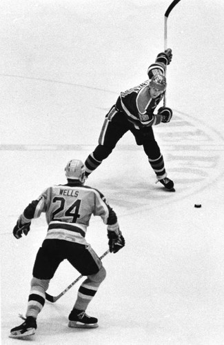 Gretzky takes the shot