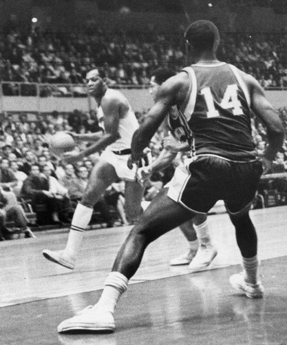 Here's why NBA foes quiver when Elgin Baylor starts to drive