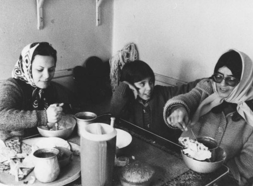 Iranian women at teahouse