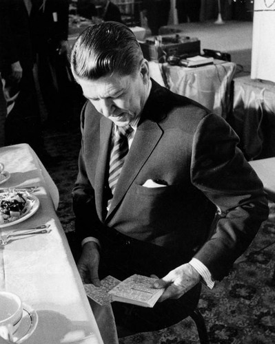 Gov. Reagan checks welfare note