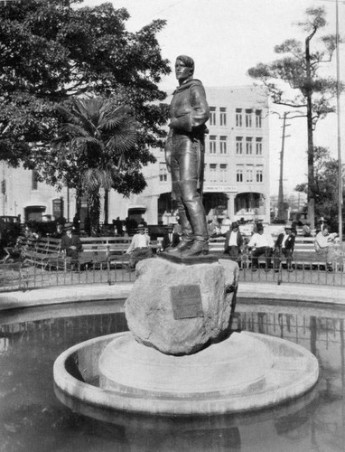 Statue of Felipe de Neve in La Plaza