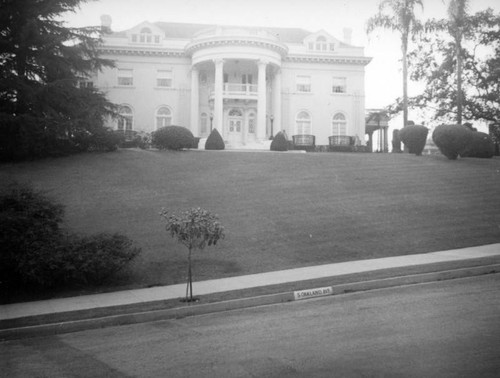 Mansion at 1365 South Oakland Avenue in Pasadena