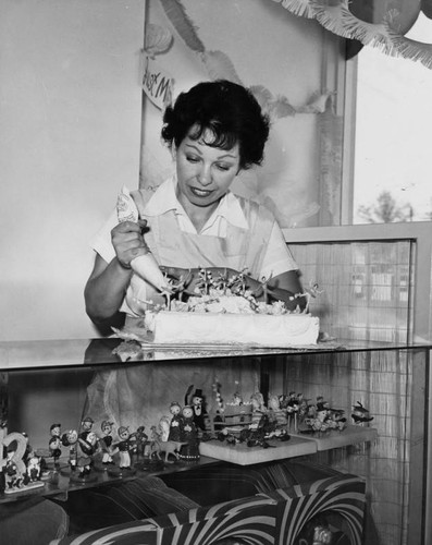 Susan Ceretto decorating cake at Ceretto-Giacchino bakery