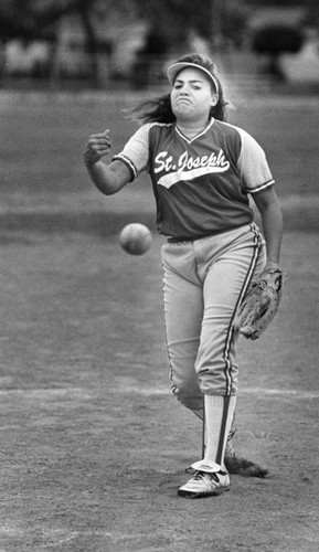 Lisa Fernandez throws off the mound