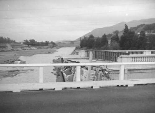 L.A. River flooding, Universal City, Lankershim ruins from the new bridge