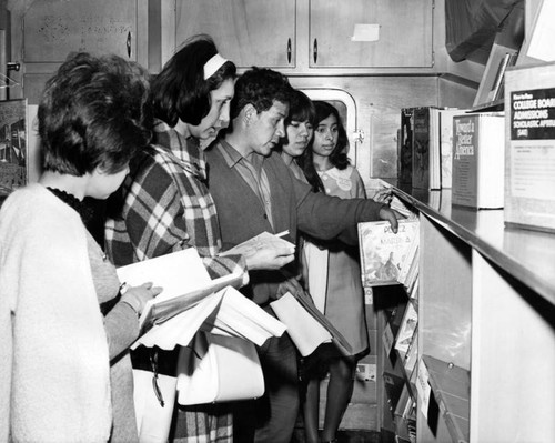 Teen readers make their LAPL Bookmobile choices