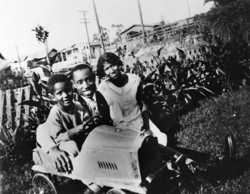 Barney Tinsley with children in front yard