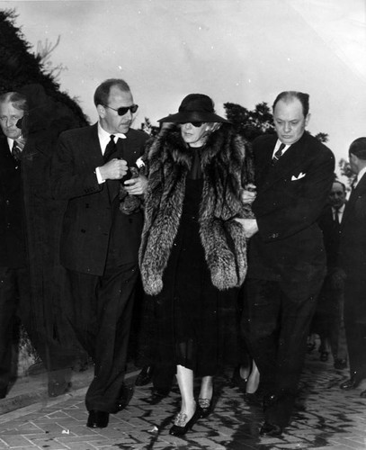 Jean Harlow's mother at daughter's funeral