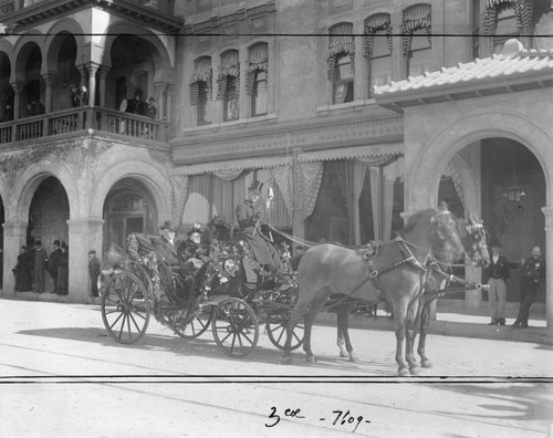 Two-horse carriage at the Hotel Green