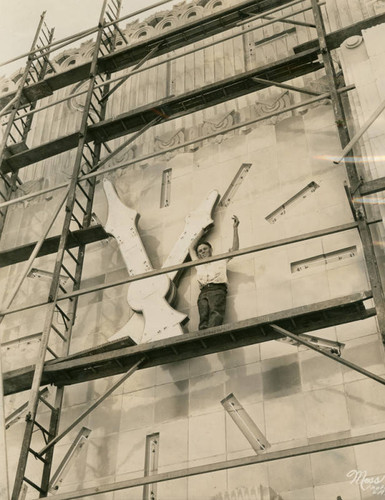 Giant electric clock, Eastern Building — Calisphere