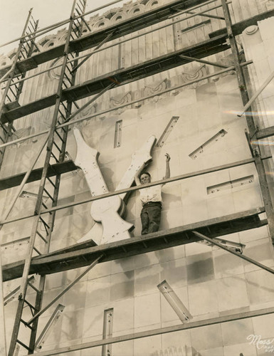 Giant electric clock, Eastern Building