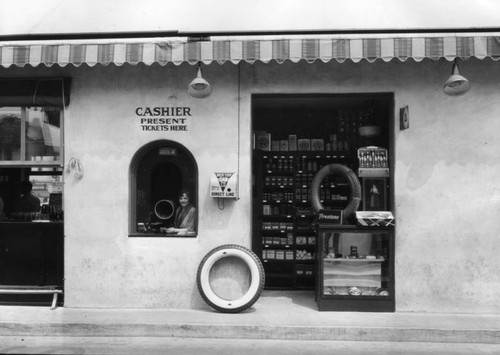 Hollywood-Vine station and garage, view 4