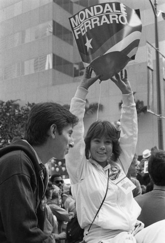 Crowds cheer for Mondale