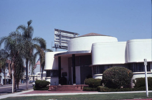 Art deco office building on 6th Street