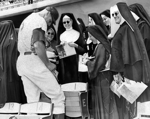 Dodger giant obliges O'Malley's guests with autographs