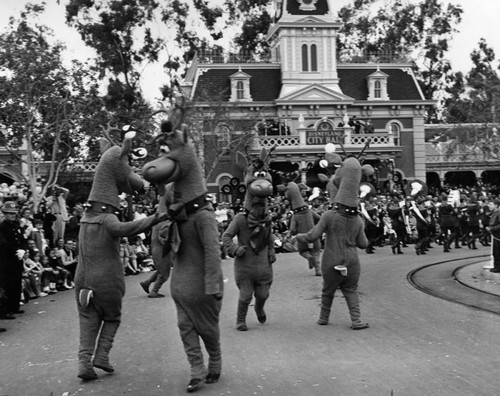 Xmas parades begin Sunday at Disneyland