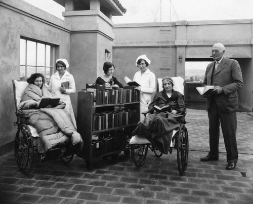 Convalescents enjoy library books