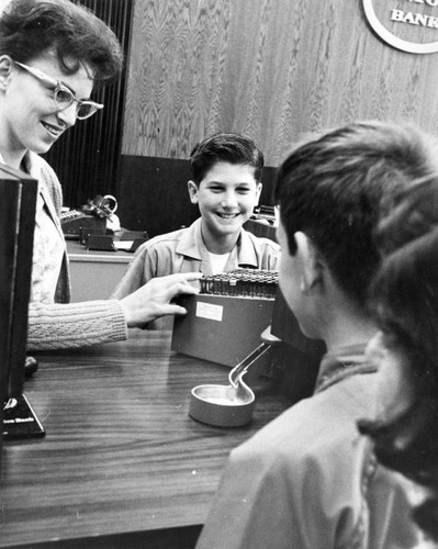 Sixth grade pupils taken behind scenes at N. H. bank