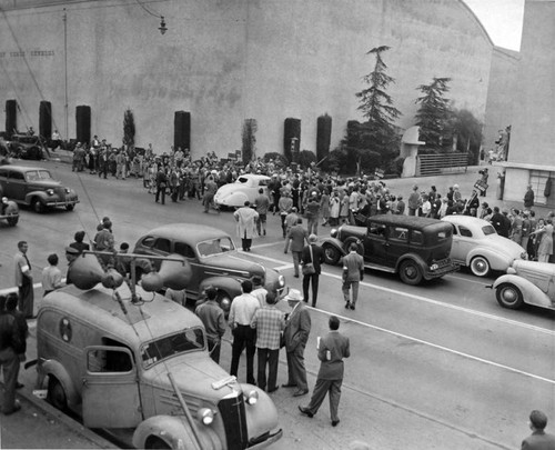 Strikers block car at Warner Brothers