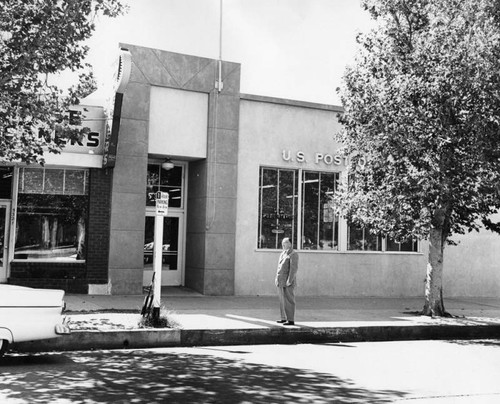 Post office in Woodland Hills