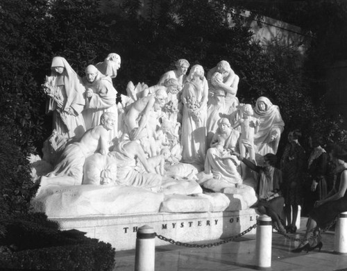 Forest Lawn's Mystery of Life statue