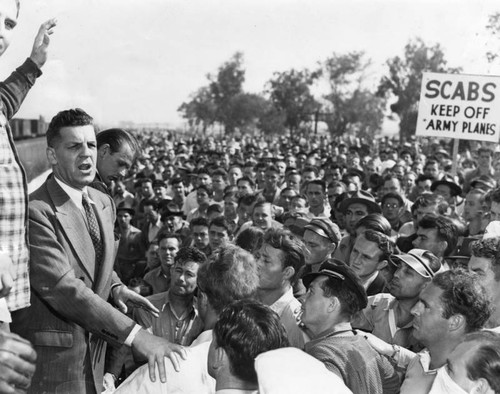 Police Chief talks to pickets