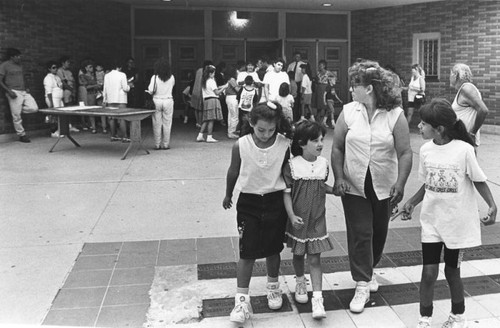 Schoolchildren overcome by gases, Pacoima