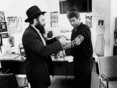 Laying tefillin