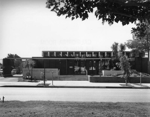 Front entrance, Brentwood Branch Library