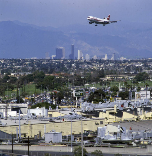 TWA L-1011 landing at LAX