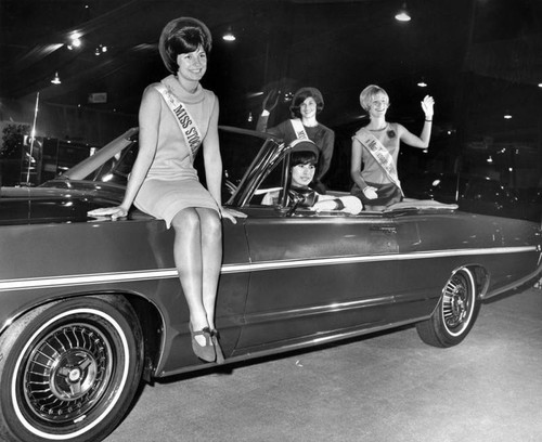 Beauty contestants at Los Angeles Auto Show