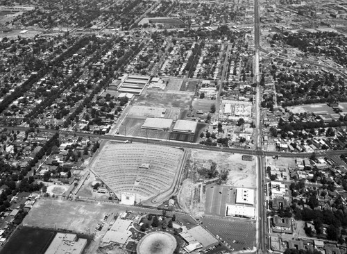 Pickwick Drive-In, Burbank, looking north