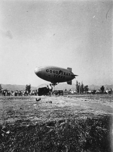 Blimp landing, Los Angeles