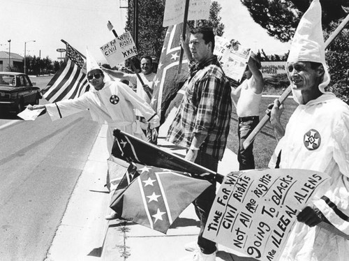 Clansmen protest outside local courthouse