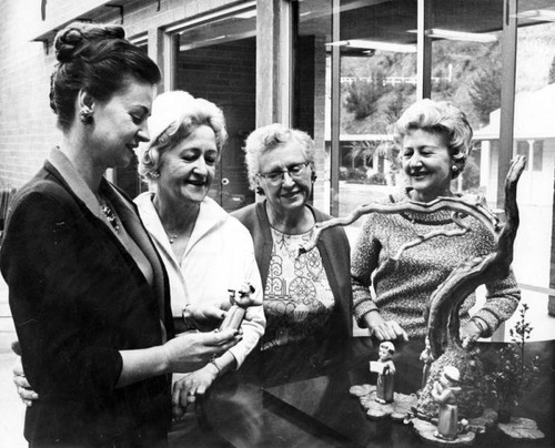 Laurel Garden Club members gather decorations