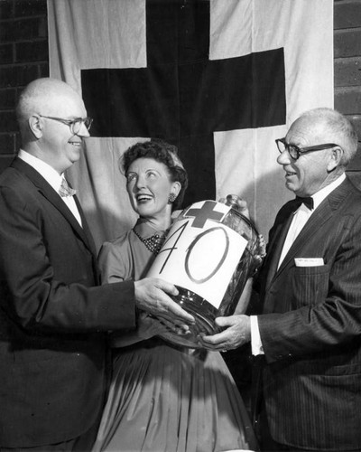 W. R. Van Dusen honors Red Cross volunteers