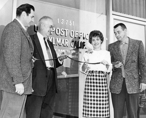 Sylmar leaders open new post office